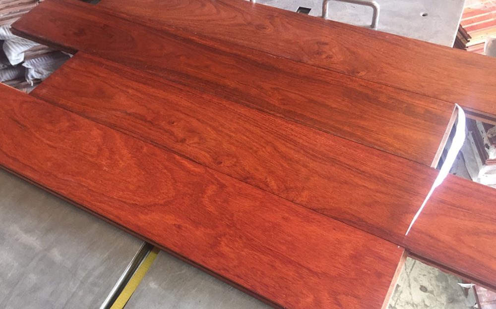 Vận Chuyển Sàn Gỗ Tự Nhiên Gỗ Đỏ, Giáng Hương – An Giang Logistics: Chống Ẩm Tuyệt Đối, Mặt Sàn Sáng Bóng